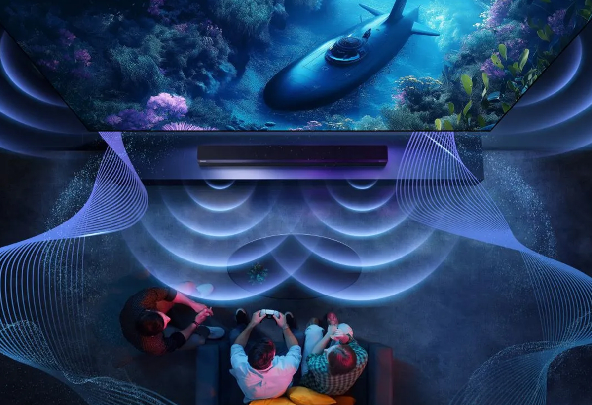 Απεικονίζεται παρέα να παρακολουθεί τηλεόραση, ενώ φαίνονται διάφορα ηχοκύματα.